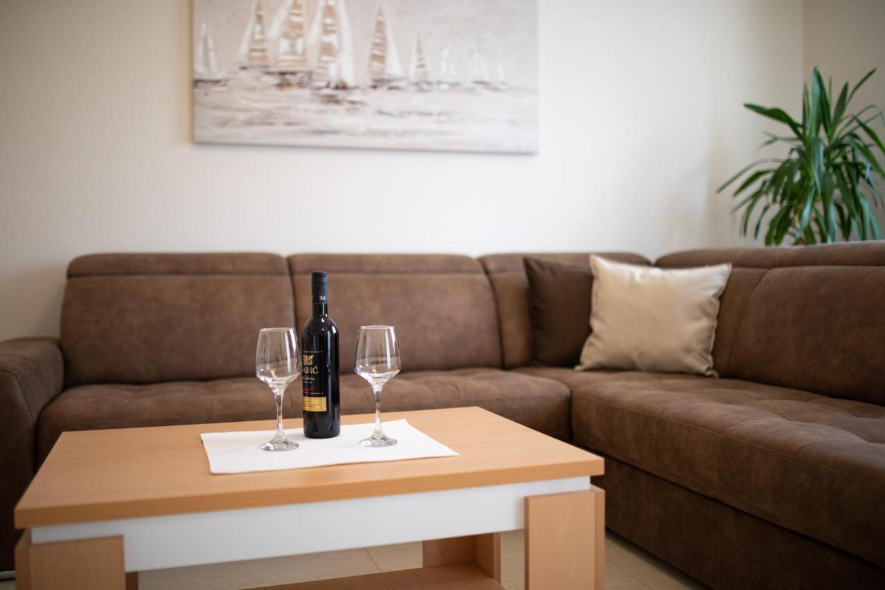 Apartments Dujmovic Ivo 2 บัชกา ภายนอก รูปภาพ